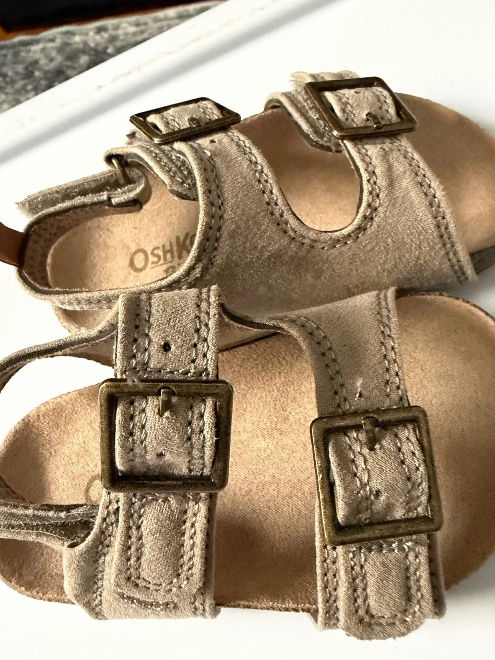 Osh Kosh baby sandals size 6 Beige/Tan Buckle Sandals